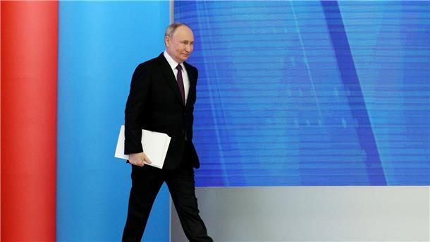 Moskau bereitet sich offenbar auf Konfrontation mit Nato vor Hat die Wirtschaft an die Bedürfnisse des Ukraine-Kriegs angepasst, der mehr kostet als erwartet: Wladimir Putin.