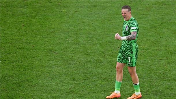 Hat einen kleinen Spickzettel auf der Wasserflasche: Englands Torhüter Jordan Pickford.