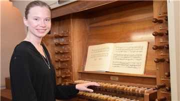 Kirchenmusikerin Stasya Zubova an der Orgel in Selsingen.