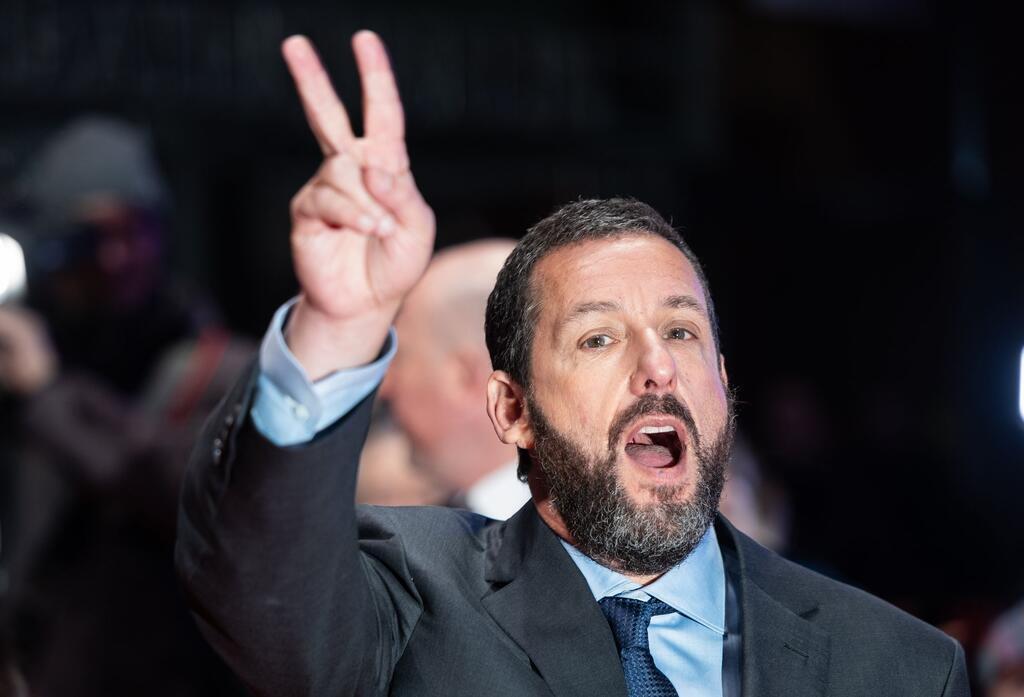 Hat gut lachen und Grund für eine Siegerpose: Adam Sandler ist mit „Happy Gilmore 2“ ein erfolgreiches Sequel gelungen. (Archivbild)