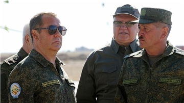 Hat sich seit dem russischen Angriff auf die Ukraine zu einem der größten Hardliner entwickelt: Dmitri Medwedew (l.).