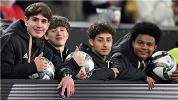 Hatte Anteil an einem Überraschungstor der deutschen Fußballer: Balljunge Noel Urbaniak (l.).