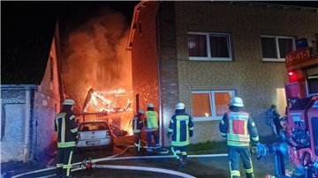 Hatten beim Brand in Althemmoor alle Hände voll zu tun: die Einsatzkräfte der Feuerwehren.