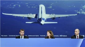 Hatten gute Nachrichten zu vermelden (von links): Airbus-Konzernchef Guillaume Faury, Airbus-Kommunikationschefin Julie Kitcher und Airbus-Finanzchef Thomas Toepfer. 