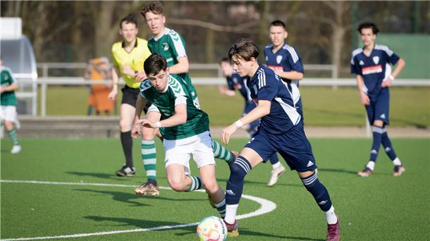 Nayim Zaher  vom JFV Bremerhaven am Ball.