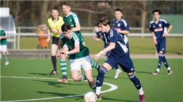 Nayim Zaher  vom JFV Bremerhaven am Ball.