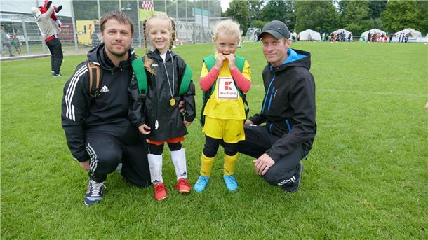 Hatten viel Spaß beim Gewoba-Cup: Vater Eelco Schelling (links) mit Tochter Amelia vom TuSpo Surheide und Vater Alexander Maibach (rechts) mit Tochter Helena.