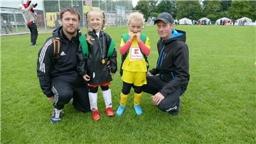 Hatten viel Spaß beim Gewoba-Cup: Vater Eelco Schelling (links) mit Tochter Amelia vom TuSpo Surheide und Vater Alexander Maibach (rechts) mit Tochter Helena.