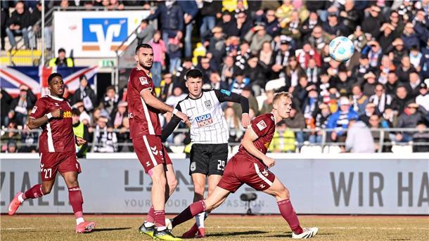 Viererpack von Telalović: Ulm gewinnt Kellerduell mit 5:1 Hattrick perfekt: Ulms Telalović trifft zum 3:0 gegen Regensburg.