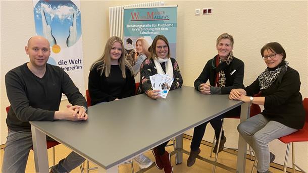 Hauke Grzibek vom Landkreis Wesermarsch freut sich über die gute Zusammenarbeit mit dem WeserMarschMallow-Team: Marla Brand (von links), Anke Renken, Anne Francksen und Edeltraut Barth.