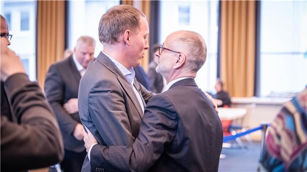 Hauke Hilz gratuliert Bernd Schomaker: Der wurde 2020 als Baustadtrat gewählt. Dabei hatte die FDP im Koalitionsvertrag bereits ausgehandelt, dass sie den Posten besetzen darf.