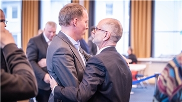 Hauke Hilz gratuliert Bernd Schomaker: Der wurde 2020 als Baustadtrat gewählt. Dabei hatte die FDP im Koalitionsvertrag bereits ausgehandelt, dass sie den Posten besetzen darf.