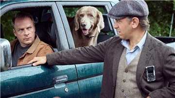 Hauke Jacobs (Hinnerk Schönemann, l) und Mehmet (Cem Ali Gültekin) in einer Szene aus „Nord bei Nordwest - Auf der Flucht“.