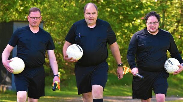 Hauke Kahrs (Mitte), läuft mit seinen Assistenten Uwe Louwes (links) und Christian Bohling ein. Gleich ist Anpfiff in Sievern.