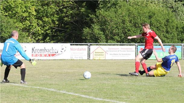 Hauke Knust (am Boden) setzt sich durch und markiert das 1:0 für den TSV Otterndorf im Kreispookal-Finale gegen den TSV Lamstedt. Keeper Stefan Kaiser ist chancenlos. Foto: Witthohn