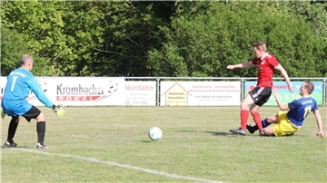 Hauke Knust (am Boden) setzt sich durch und markiert das 1:0 für den TSV Otterndorf im Kreispookal-Finale gegen den TSV Lamstedt. Keeper Stefan Kaiser ist chancenlos. Foto: Witthohn