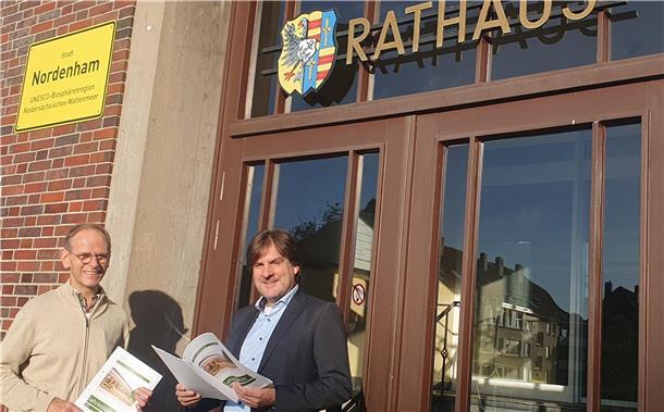 Zwei Männer vor dem Nordenhamer Rathaus