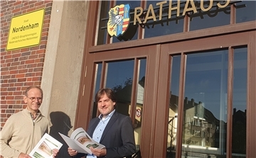 Zwei Männer vor dem Nordenhamer Rathaus