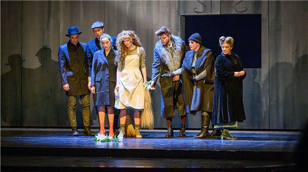 Hauptprobe von "Drei Haselnüsse für Aschenbrödel" im Stadttheater Bremerhaven. Bis zur Premiere wird hinter den Kulissen hart gearbeitet.