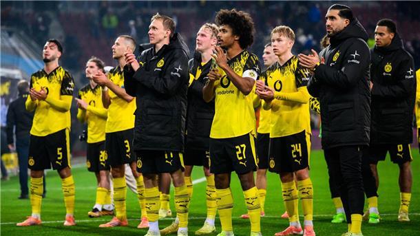 Hauptsache gewonnen: Dortmunds Spieler nach dem 1:0 in Augsburg vor ihren mitgereisten Fans. 