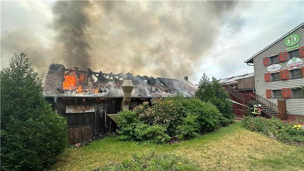 Brand im Freizeitpark Karls Erlebnis-Dorf - Zehn Verletzte Hauptsächlich handele es sich um Rauchgasvergiftungen, so ein Sprecher der Feuerwehr.