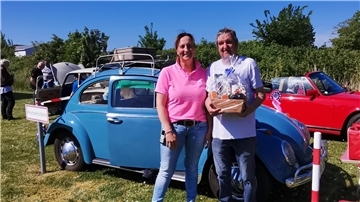 Haus-Tongern-Leiterin Carina Mauritschat prämierte das älteste Fahrzeug: einen VW Käfer von 1962. Er gehört Gero Bartz aus Brake.