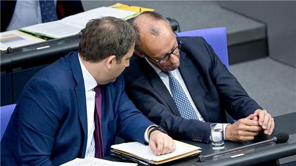 Bilder des Tages Haushaltswoche im Bundestag: Klingbeil und Merz im Gespräch