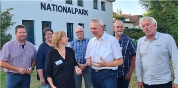 Hausleiterin Dr. Anika Seyffarth diskutiert mit Minister Björn Thümler. Im Hintergrund hören Bürgermeister Axel Linneweber, Trägervereinsvorsitzende Martina Geberzahn, Ralph Krümpelmann von der Butjadinger CDU, Ditmar Oetjen vom Vorstand des Trägervereins und Butjadingens CDU-Chef Johann Evers zu (von links).