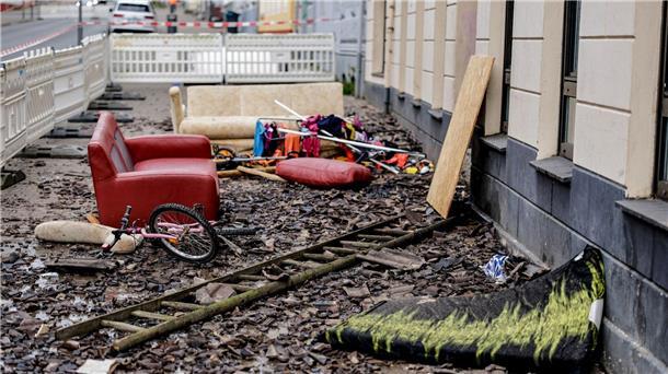 Oma und Enkel sterben bei Hausbrand in Flensburg Hausrat und ein Fahrrad liegen in der Flensburger Neustadt an dem Mehrfamilienhaus in den Überresten des Feuers.