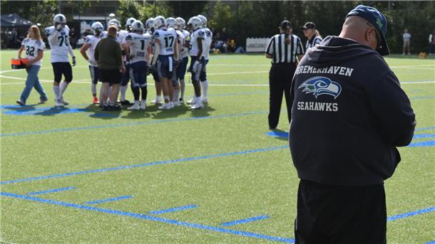 Headcoach Mike Böhlken (rechts) und die Bremerhaven Seahawks schließen die Regionalliga-Saison ohne Heimsieg ab.