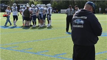 Headcoach Mike Böhlken (rechts) und die Bremerhaven Seahawks schließen die Regionalliga-Saison ohne Heimsieg ab.