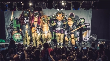 Heavysaurus ist die weltweit erste Dino-Metal-Band. Die Musiker möchten schon die Jüngsten zum Tanzen, Singen und Headbangen animieren.