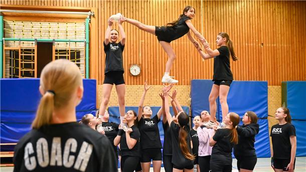 Hebefiguren, die sogenannten Stunts, gehören zum Programm, das die „Mighty Sharks“ des TV Lehe beim „Feuerwerk der Turnkunst“ zeigen werden.