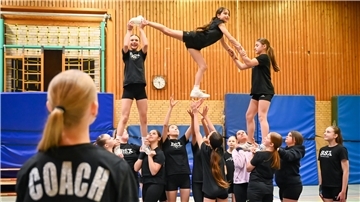 Hebefiguren, die sogenannten Stunts, gehören zum Programm, das die „Mighty Sharks“ des TV Lehe beim „Feuerwerk der Turnkunst“ zeigen werden.