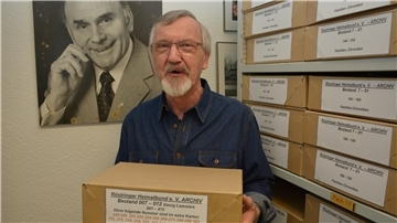 Heddo Peters sieht sich den umfangreichen Schrift- und Bildbestand über den Olympiateilnehmer Georg Lammers an.