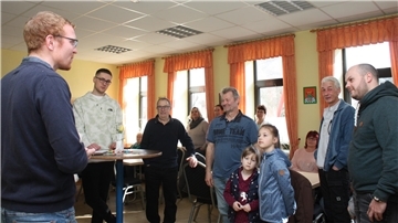 Heerstedts Ortsvorsteher Kim Frederic Haaren (links) begrüßte 40 Neubürger zum ersten Neubürger-Frühstück in der Ortschaft.