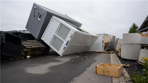 Heftige Gewitter können auch Schäden verursachen, zum Beispiel wenn Wind Dinge umwirft.