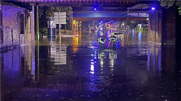 Heftige Regenfälle haben in Gelsenkirchen eine Straße im Stadtteil Schalke überflutet.