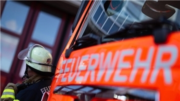 Starkes Gewitter über Bremerhaven sorgt für mehrere Feuerwehreinsätze ILLUSTRATION - 08.11.2023, Baden-Württemberg, Stuttgart: Eine Einsatzkraft der Feuerwehr steht während eines Pressetermins neben einem Einsatzfahrzeug der Feuerwehr (gestellte Szene). (zu dpa: «Brand in Fabrikhalle - Bis zu 600.000 Euro Sachschaden») Foto: Marijan Murat/dpa +++ dpa-Bildfunk +++