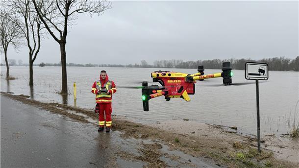 Unsere Helfer aus dem Cuxland geben alles in den Flutgebieten (mit Bildergalerie) Heidekreis: Florian Beyer vom DLRG-Bezirk Cuxhaven-Osterholz im Einsatz mit einer Drohne zur Fernerkundung.