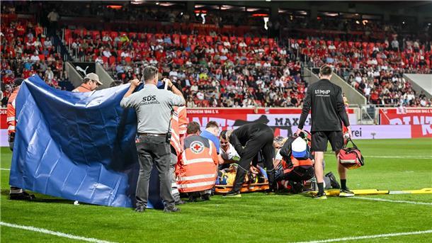 Heidenheims Torhüter Kevin Müller wird behandelt.