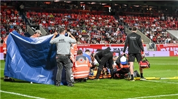 Heidenheims Torhüter Kevin Müller wird behandelt.
