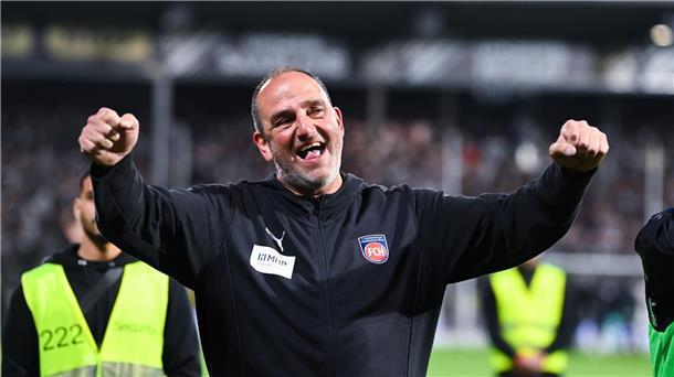 Heidenheim bleibt erstklassig - Elversberger Traum geplatzt Heidenheims Trainer Frank Schmidt jubelt nach dem Klassenerhalt.