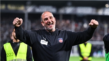 Heidenheims Trainer Frank Schmidt jubelt nach dem Klassenerhalt.