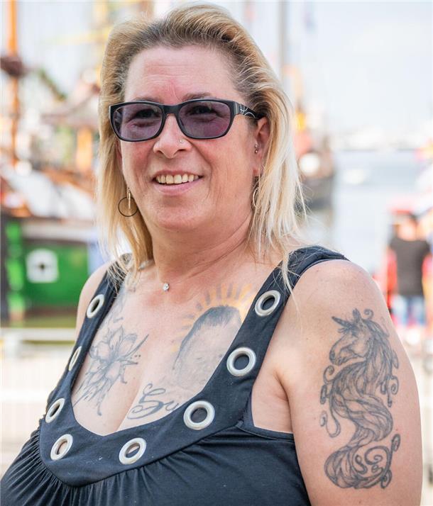 Maritime Tage in Bremerhaven: Das sind die coolsten Tattoos auf dem Fest (Fotos) Heidi aus Nordenham zeigt ihre Fabelwesen auf dem Oberarm.