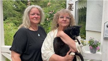 Zwei Frauen mit Katze