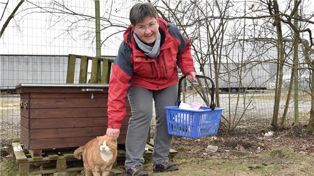 Heidi Schwanz ist eine der ehrenamtlichen Helferinnen der Katzenhilfe. Kater „Brummer“ freut sich über ihren Besuch.