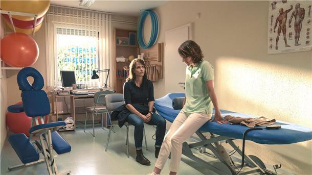 Heike (Angela Scherz) und Brasch (Claudia Michelsen) in einer Szene des TV-Krimis von 2019 „Polizeiruf 110: Mörderische Dorfgemeinschaft“.