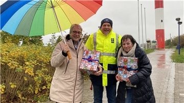 Heike Boelmann-Derra (von links), Marco Folchnandt und Marita Wettermann hoffen auf zahlreiche Spender für die Weihnachtsaktion.