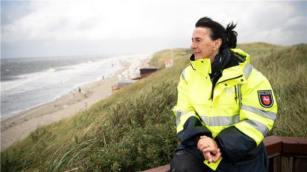 Heike Cleve an einem Aussichtspunkt am Strand von Baltrum. Die Polizistin geht auf der kleinsten der Ostfriesischen Inseln auf Streife.
